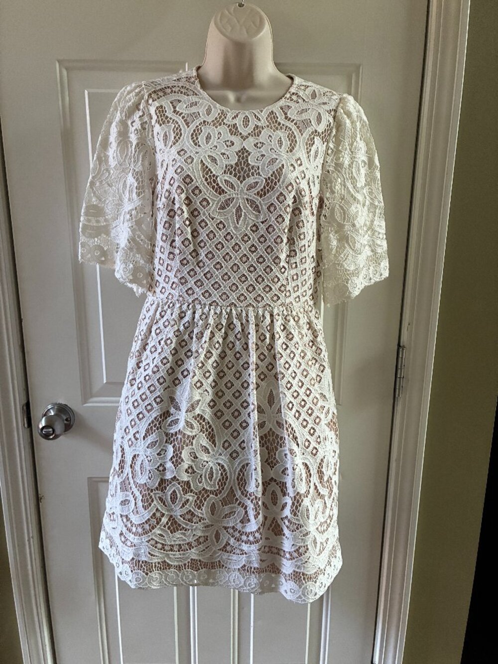 BCBGMAXAZRIA White Lace Dress Puff Sleeve Bridal Shower Graduation Size 8
